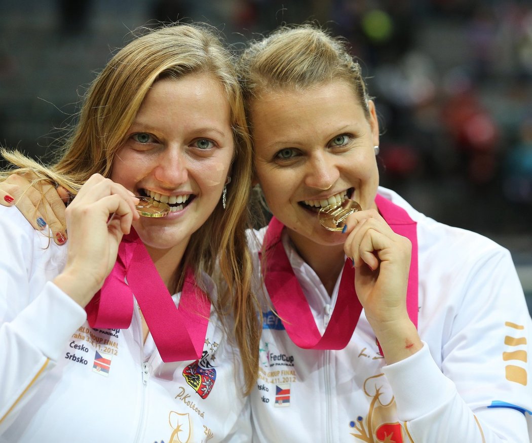 ZÁKAZ POUŽÍVAT!!!!!!!Zlato chutná skvěle! Petra Kvitová a Lucie Šafářová s medailemi