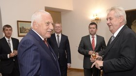 Pánská jízda na Hradě při příležitosti Zemanovy sedmdesátky: Dorazil i Václav Klaus