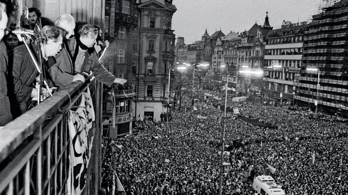 Oslava na Melantrichu, 24. listopadu 1989. Václav Havel oznamuje rezignaci Miloše Jakeše a celého vedení ÚV KSČ.