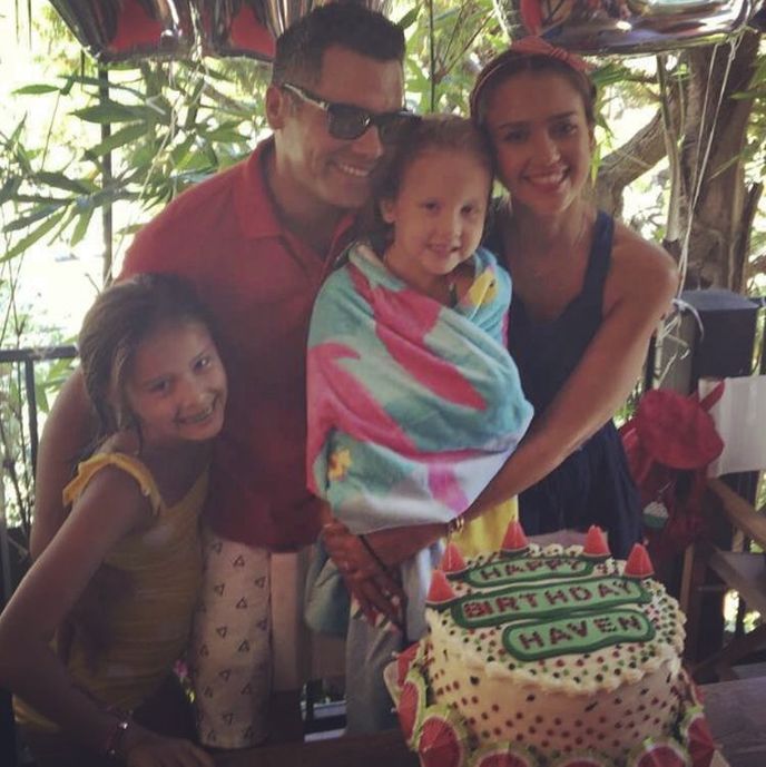 Jessica Alba se sklání nad dortem pro mladší dceru Haven, která oslavila 5. narozeniny