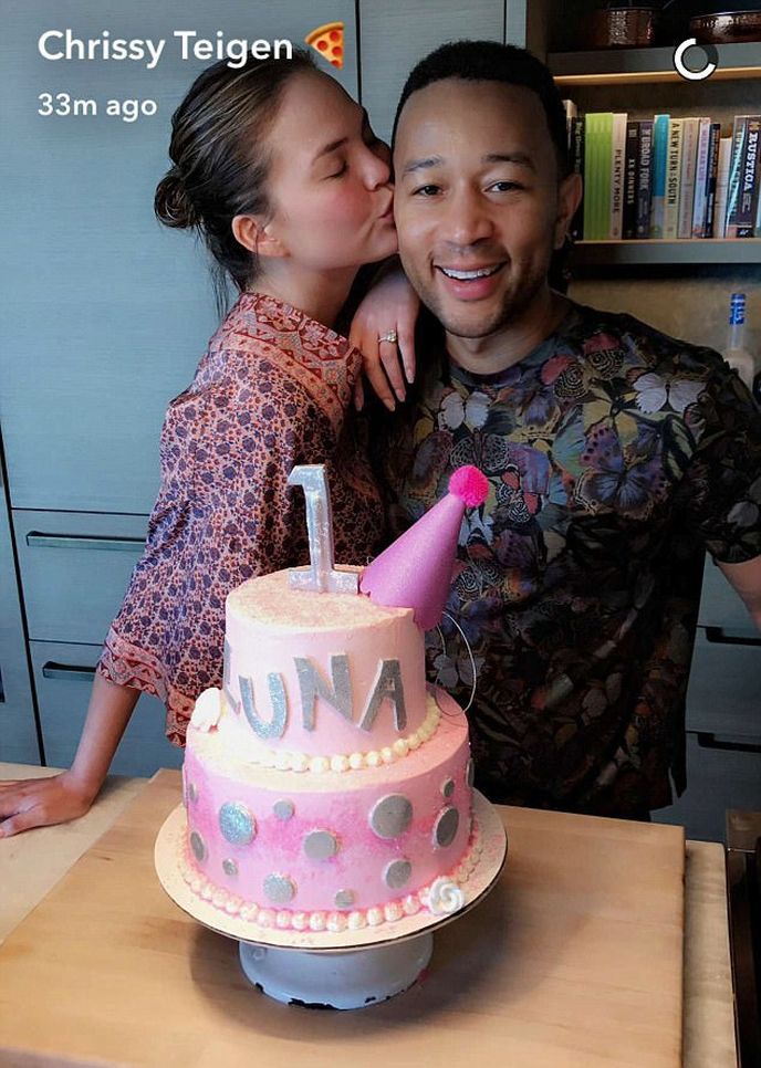 Chrissy Teigen a John Legend u dortu své dcery