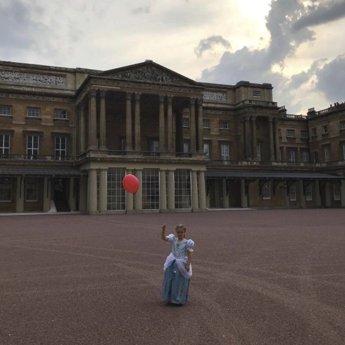 Fotka Harper Beckham před Buckinghamským palácem pobouřila některé fanoušky slavného páru. Na dětskou oslavu se podle nich tato lokace nehodí