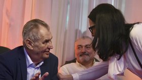 První dáma ODS Alexandra Udženija zdraví na oslavě Jaromíra Soukupa prezidenta Miloše Zemana, přihlíží zpěvák Daniel Hůlka