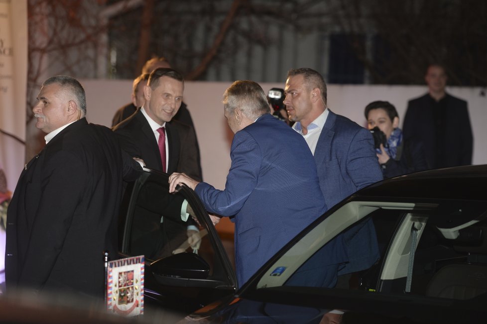 Příjezd Miloše Zemana na padesátiny Jaromíra Soukupa. Prezidenta přivítal sám oslavenec (22.2.2019).