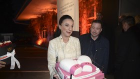 Oslava 50. narozenin Jaromíra Soukupa: Terezie Holovská s dortem