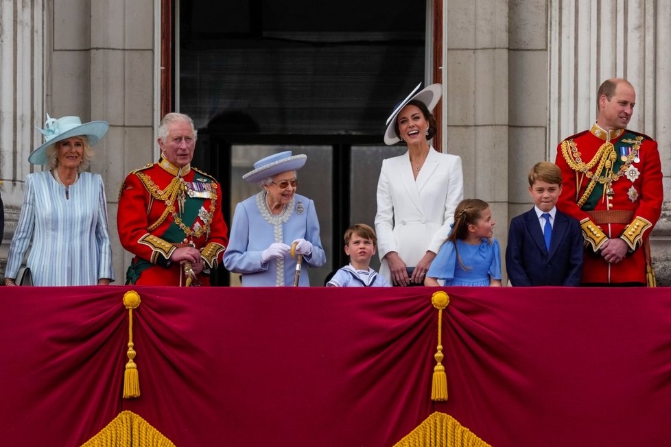 Oslavy královského jubilea: Camilla, Charles, Alžběta, Kate, William a děti