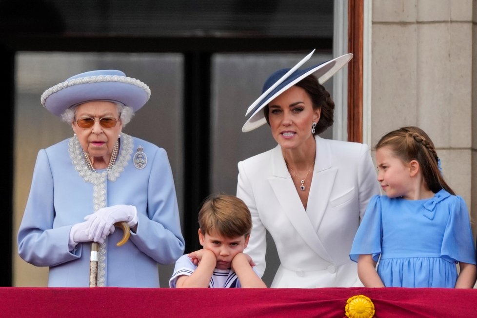 Oslavy královského jubilea: Princ Louis si zakrýval uši a Kate se zlobila.