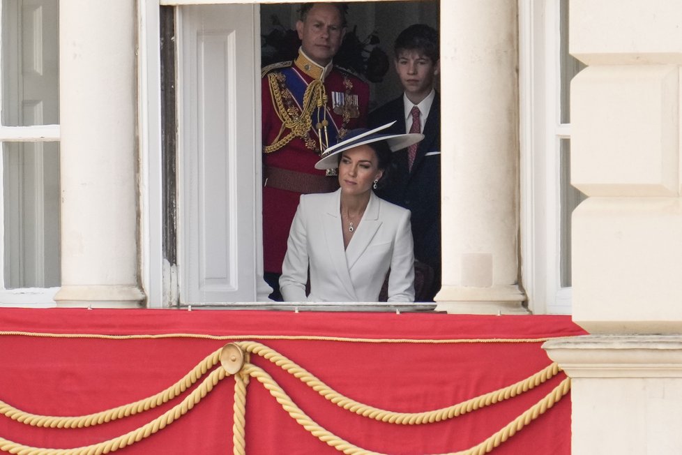 Vévodkyně Kate v okně