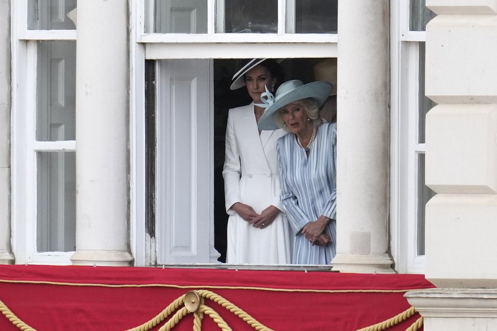 Vévodkyně Kate a Camilla v okně