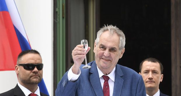 Zeman v Maďarsku zavítá i do jaderné elektrárny. Veze s sebou 30 podnikatelů