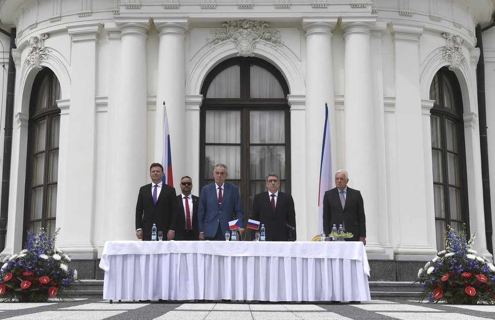 Oslava na ruské ambasádě se ani 9. 5. 2019 neobešla bez účasti Miloše Zemana.