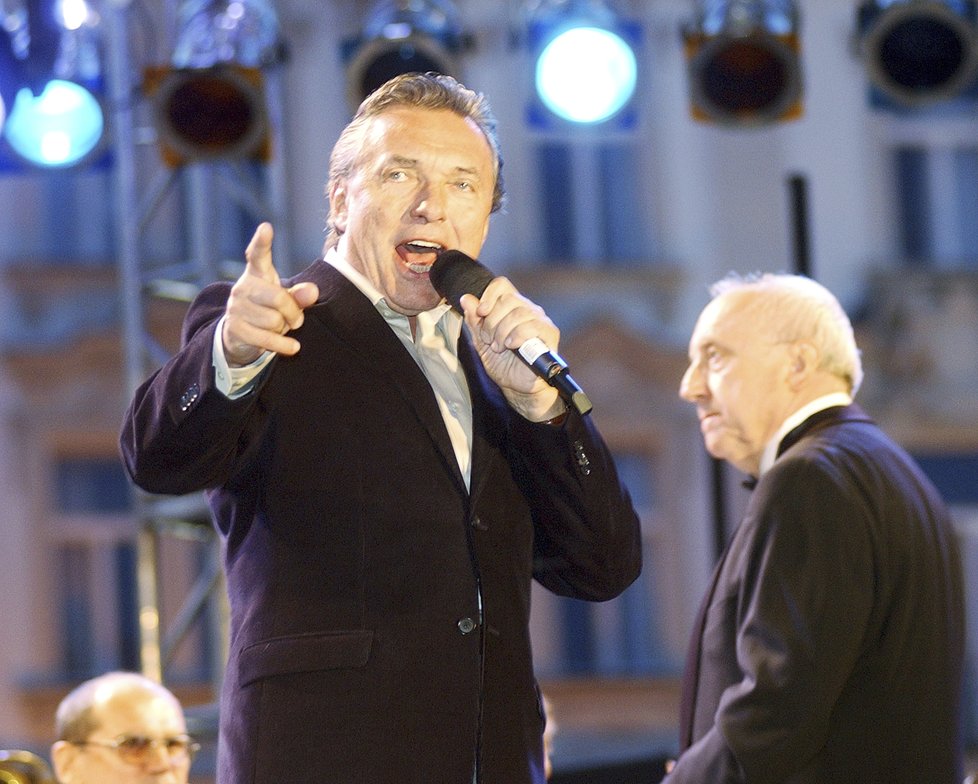 Karel Gott během vystoupení na Staroměstském náměstí během oslav vstupu ČR do EU