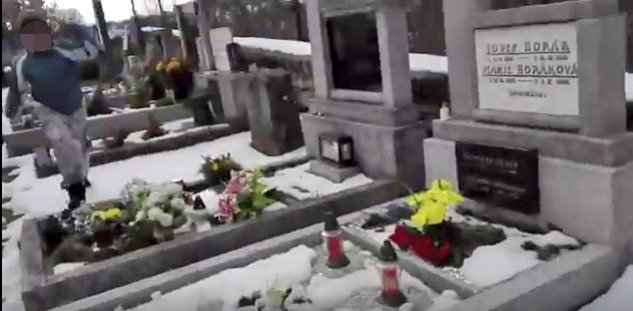 Školáci zhanobili hřbitov v Oslavanech: Rozjívená děcka skákala a klela na hrobech předků.