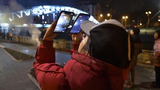 Mobilní sítě na silvestra zaznamenaly meziročně skoro o třetinu vyšší využití dat