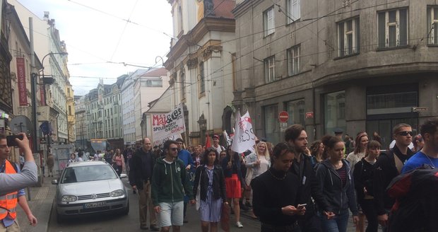 Prahou prošel alegorický průvod studentů, kteří slaví majáles.