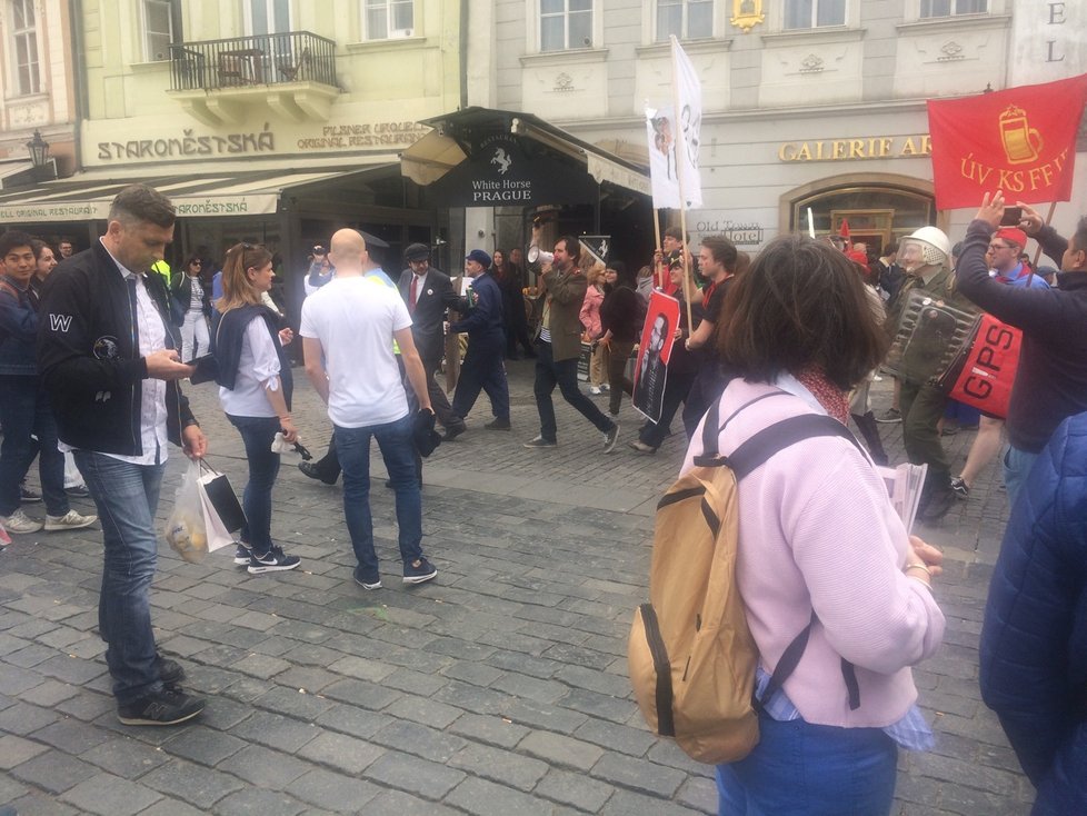 Prahou prošel alegorický průvod studentů, kteří slaví majáles.