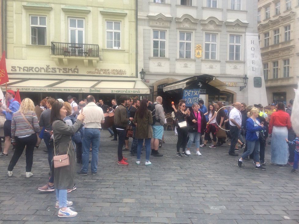 Prahou prošel alegorický průvod studentů, kteří slaví majáles.