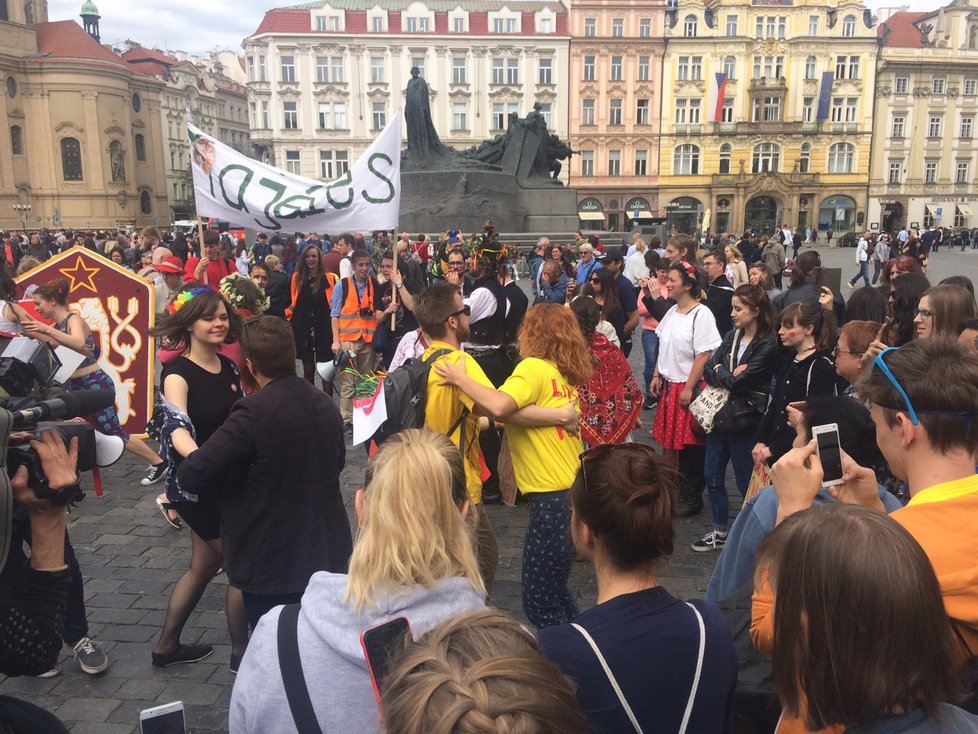 Prahou prošel alegorický průvod studentů, kteří slaví majáles.