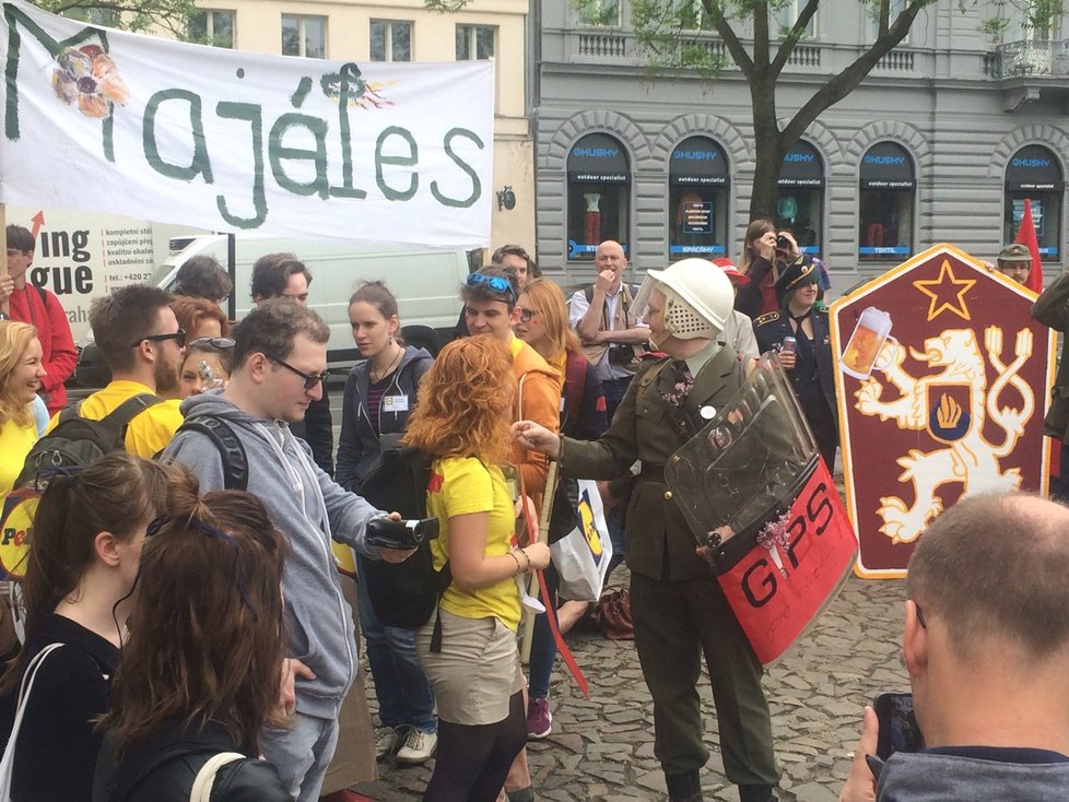 Prahou prošel alegorický průvod studentů, kteří slaví majáles.