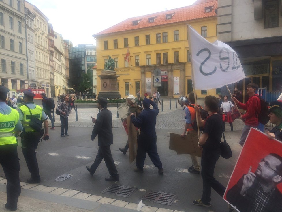 Prahou prošel alegorický průvod studentů, kteří slaví majáles.