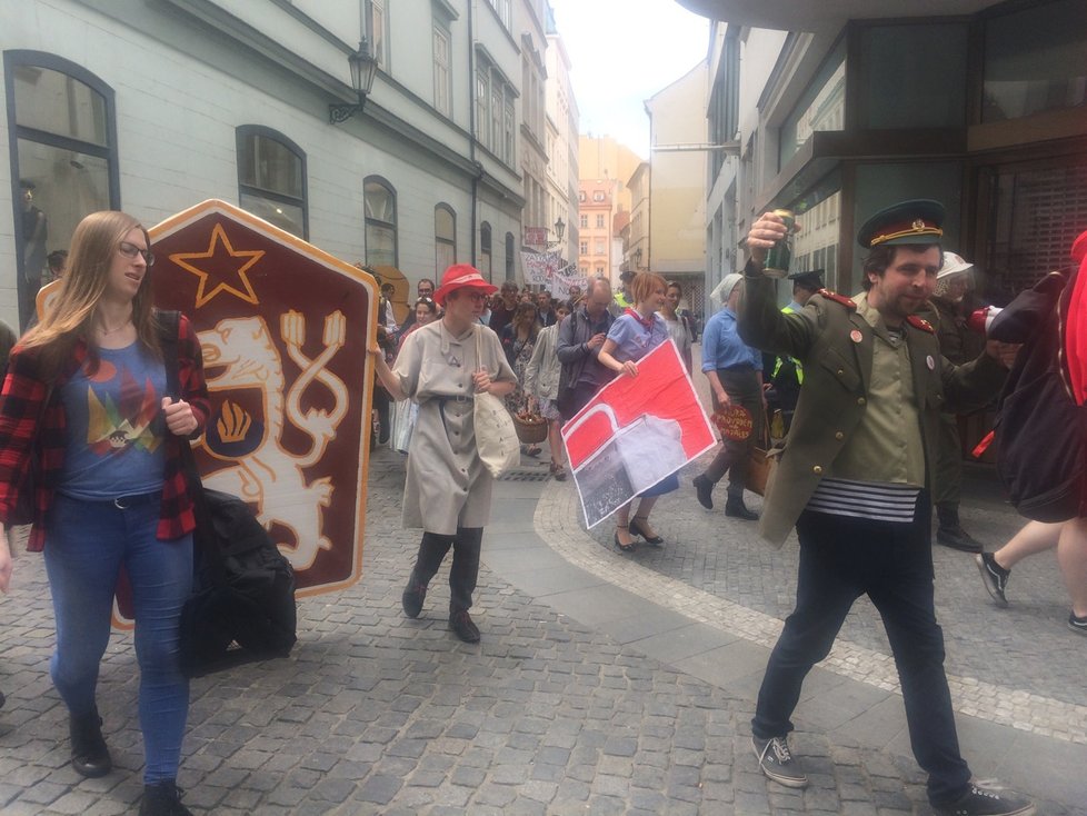 Prahou prošel alegorický průvod studentů, kteří slaví majáles.