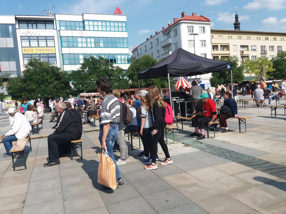 Ostravané se zatím shromaždují opatrně.