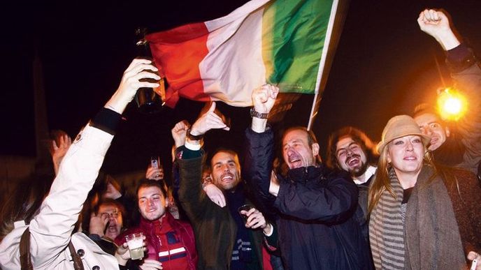 Oslavy politického konce. Demisi italského prezidenta
Silvia Berlusconiho slavily v ulicích Říma tisíce lidí