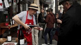 Ve světě začaly oslavy mladého vína beaujolais.