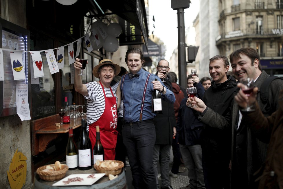 Ve světě začaly oslavy mladého vína beaujolais.