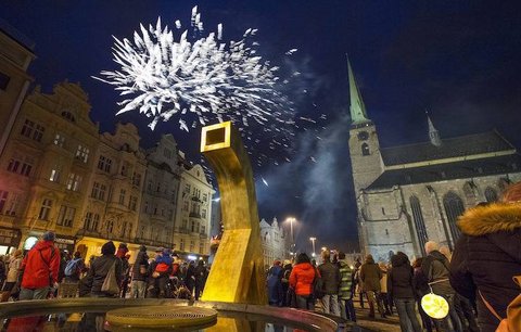 100 let republiky v Plzni ve velkém stylu: Fidlovačka, "lampioňák", volné vstupy i seskok parašutistů