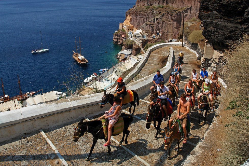 Oslíci jsou na Santorini turistickou atrakcí.