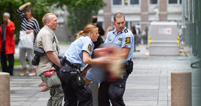 Policisté vynášejí těžce zraněné