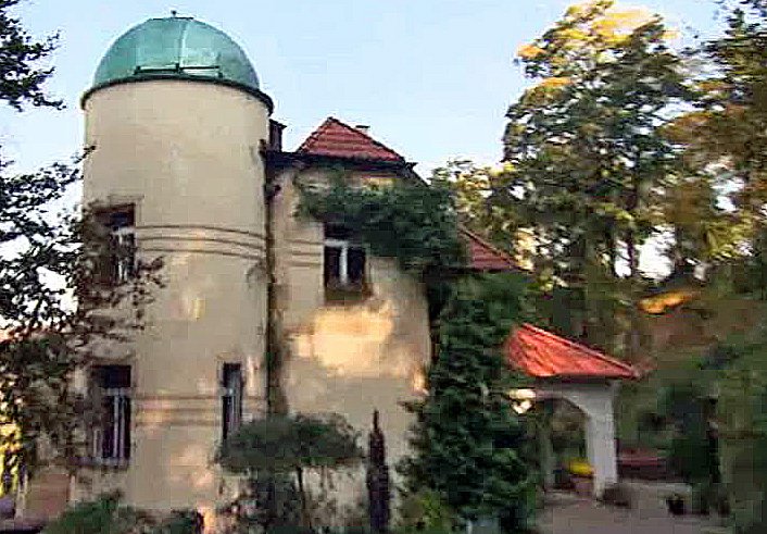 Osmany bydlí v bývalé hvězdárně z roku 1908 v Nižboru u Berouna.