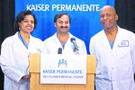 Lékaři, kteří ženě asistovali při porodu. Zleva Karen Maples, Mandhir Gupta a Harold Henry.