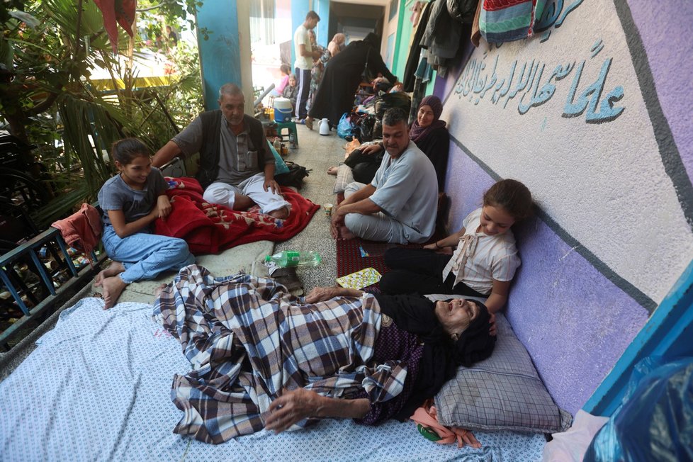 Vnitřní uprchlíci ze severu Pásma Gazy našli útočiště ve škole v Chán Júnisu (14. 10. 2023).