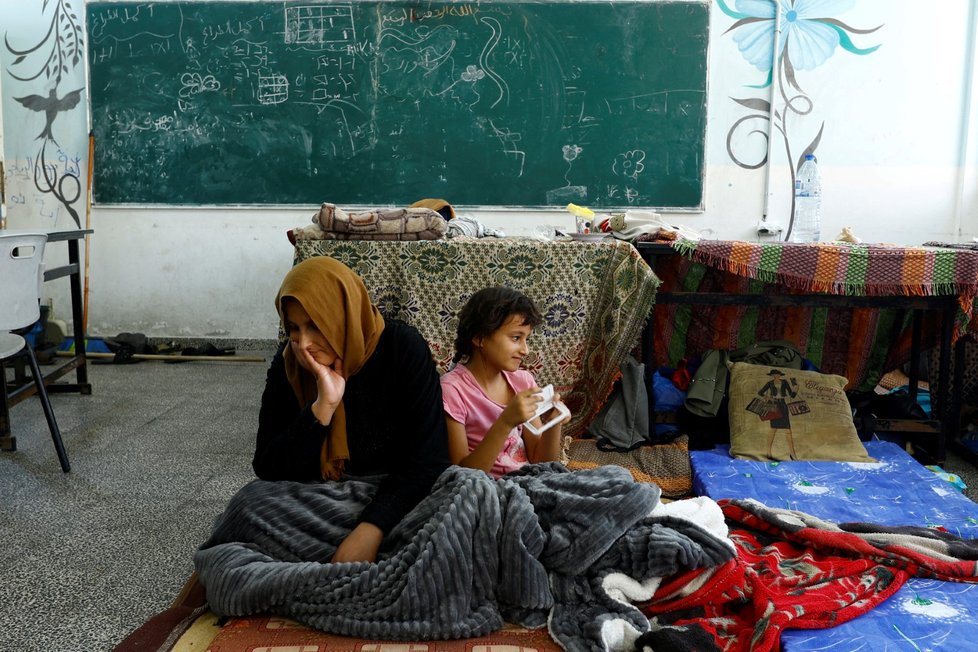Vnitřní uprchlíci ze severu Pásma Gazy našli útočiště ve škole v Chán Júnisu (14. 10. 2023).