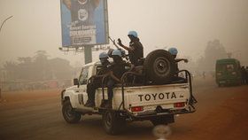 Modré přilby OSN ve Středoafrické republice. Právě jich se problém se sexuálním násilím týká nejvíc.