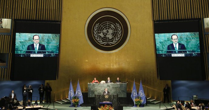 Podepisování klimatické dohody v sídle OSN v New Yorku. Hovoří francouzský prezident Francois Hollande