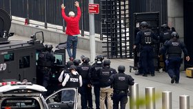 Ozbrojený muž se před sídlem OSN v New Yorku vzdal policii (2. 12. 2021)
