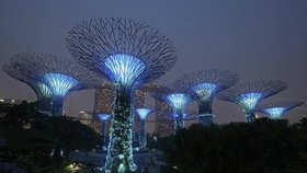 Po celém světě se do modra rozsvítí více než dvě stovky budov po celém světě (Singapur).
