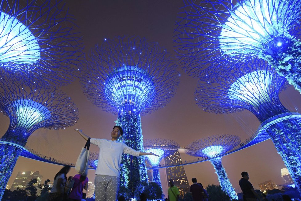 Po celém světě se do modra rozsvítí více než dvě stovky budov po celém světě (Singapur)