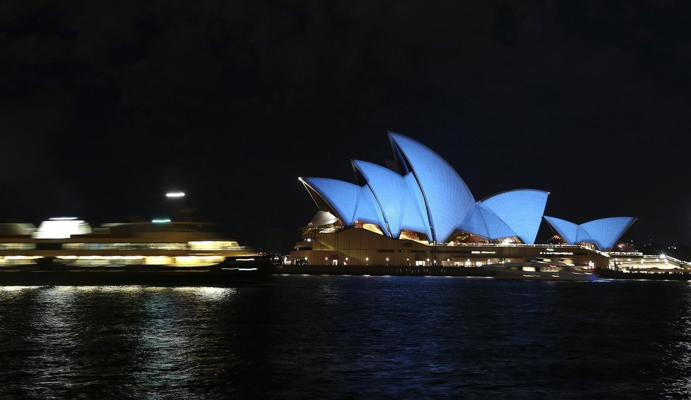 Mezi prvními se modrého světla dočkali Australané při pohledu na slavnou budovu opery v Sydney.