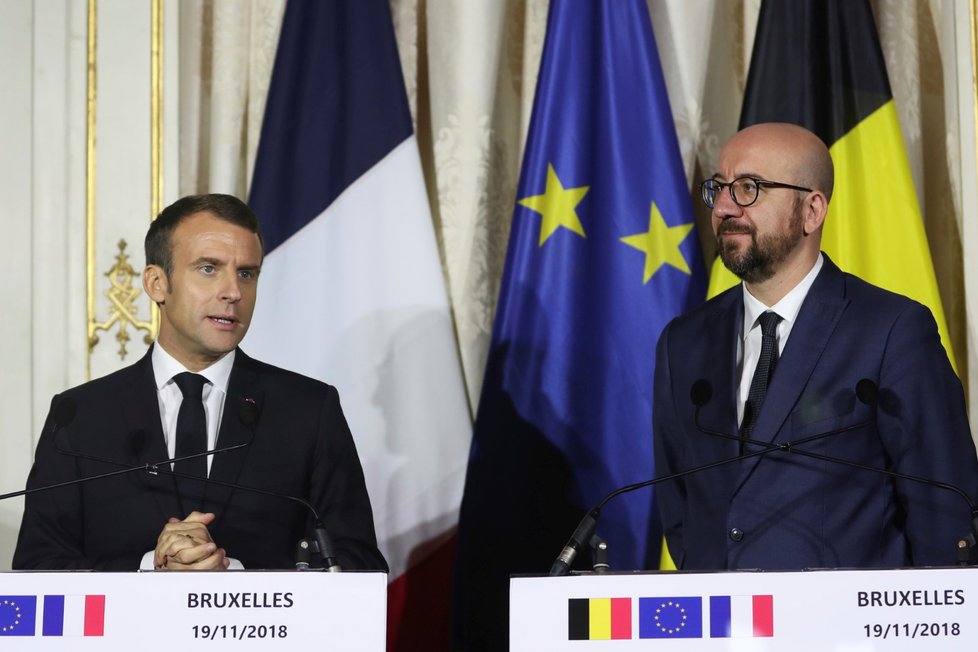 Belgický premiér Charles Michel (vpravo) s Emmanuelem Macronem