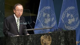 Šéf OSN Pan Ki-mun při podepisování klimatické dohody