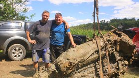 Michlal Franek a Tomáš Němec našli v lsích u Osoblyha sovětský bitevník z druhé světové války i s ostatky dvou členů posádky.