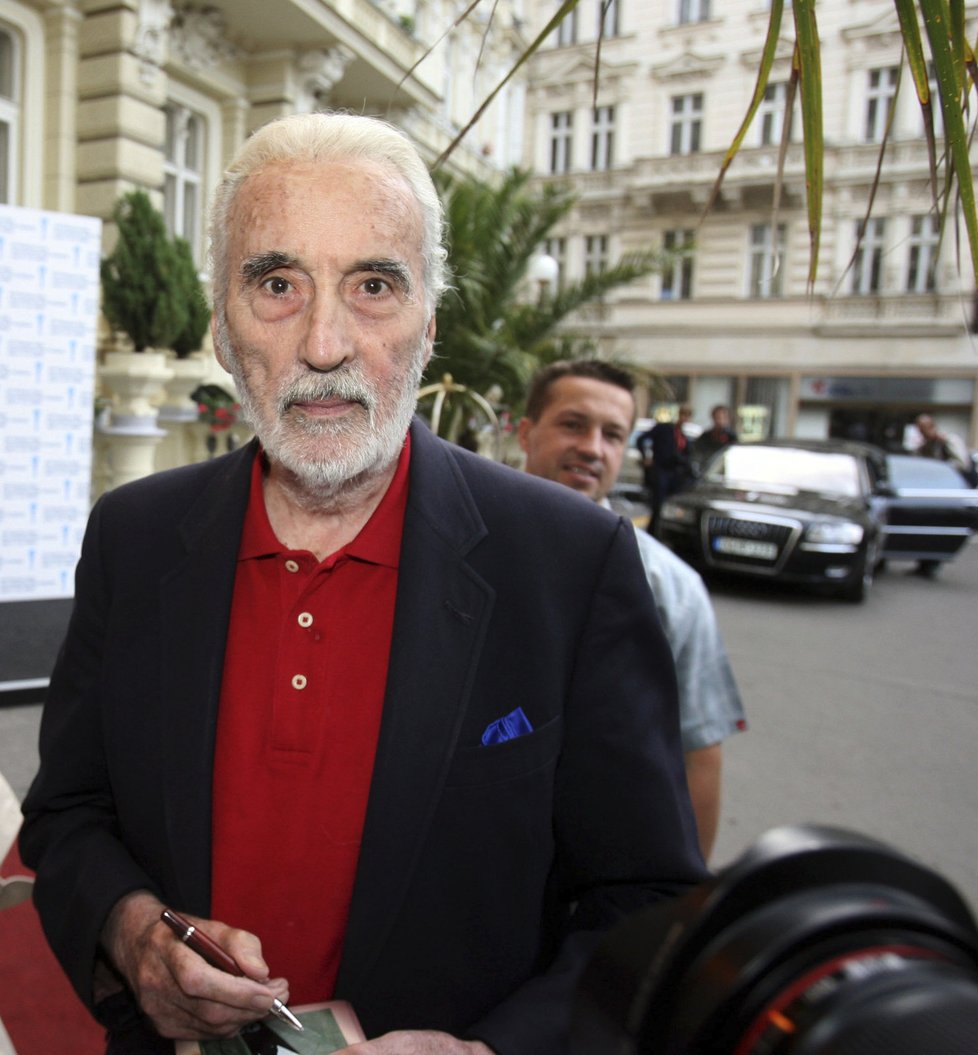 Christopher Lee (†93), * 27. května 1922 - †7. června 2015, představitel Drákuly, selhání srdce