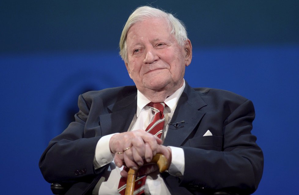 Helmut Schmidt (†96), *23. prosince 1918 - †10. listopadu 2015, bývalý německý kancléř, po operaci krevní sraženiny