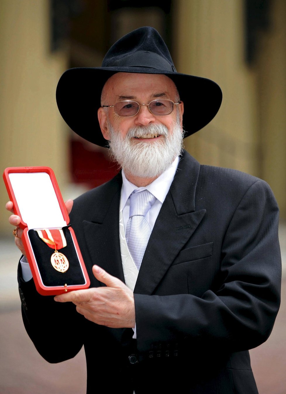 Terry Pratchett (†66), *28. dubna 1948 - †12. března 2015, autor fantasy literatury, Alzheimerova nemoc