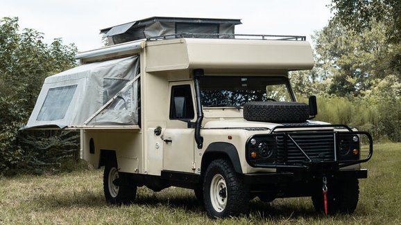 Američané přestavěli letitý Land Rover Defender na moderní karavan