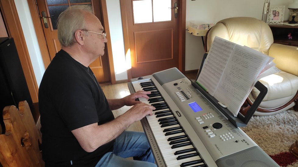 Ostap Havryšh (70) složil po příjezdu do České republiky už sedm nových písní, všechny jsou na téma války mezi Ukrajinou a Ruskem.